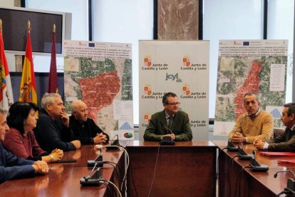 Reunión del consejero de Agricultura con los regantes del Páramo Bajo y Presa de la Tierra. DL