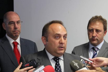 Carlos Martín, Óscar Mena y Tomás Castro durante la presentación del estudio.