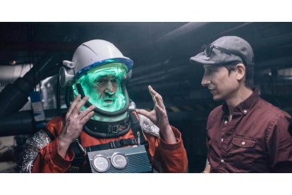 El actor Karra Elejalde y el director leonés Alejandro Suárez Lozano durante el rodaje de la película ‘Kepler Sexto B’. NATXO HERMOSO