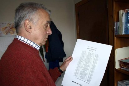 El alcalde Manuel Rodríguez revisa el horario del autobús.