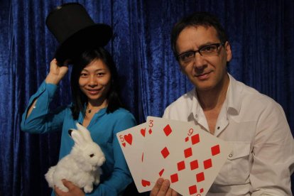 Huang Zheng y Juan Mayoral con los elementos típicos en los números de magia.