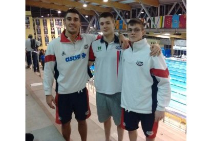 Los tres representantes del Club Natación León en el Campeonato de España. DL