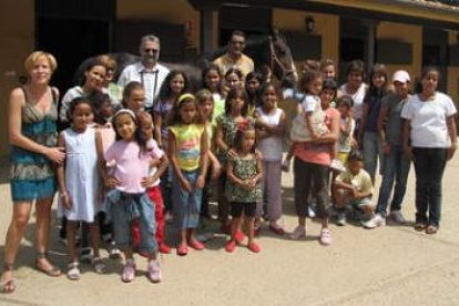 Los niños saharauis, durante su visita a la sede de la fundación.