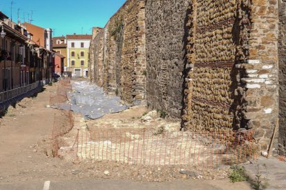 Material geotextil que cubre los restos de los cubos de la muralla. MIGUEL F. B.