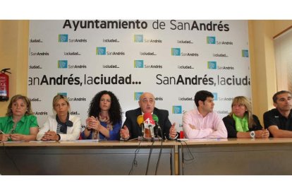 Gregorio Chamorro (en el centro) acompañado por sus concejales en la rueda de prensa.