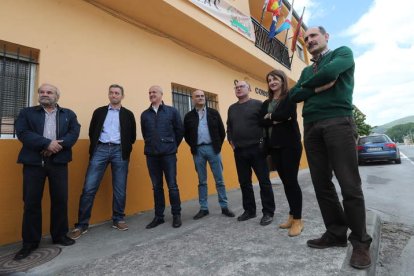 Los alcaldes y ediles de los siete municipios del Bierzo Suroeste y Cabrera en foto de la reunión de mayo del año pasado en Carucedo. ANA F. BARREDO