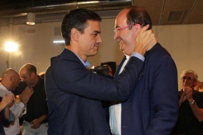 Miquel Iceta felicitado por Pedro Sánchez, en una imagen de archivo.