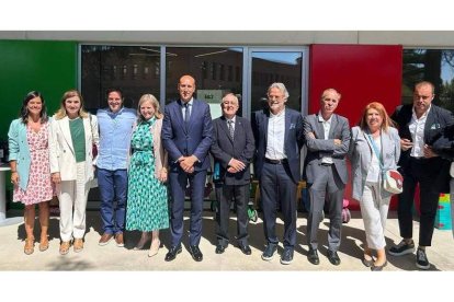 Asistentes a la inauguración del nuevo espacio en los Jesuitas. DL