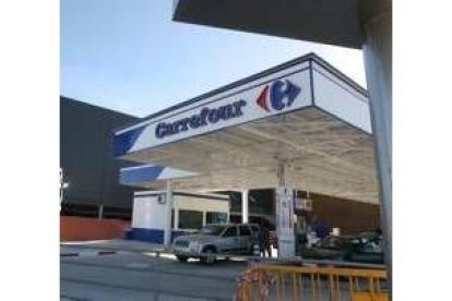 La gasolinera funciona en las inmediaciones del centro comercial