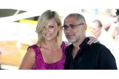 La actriz sudafricana Charlize Theron y el director mexicano Guillermo Arriaga, ayer, en Venecia