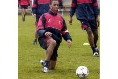 Valdo, en un entreno de Osasuna, no sabe si podrá jugar ante el Madrid