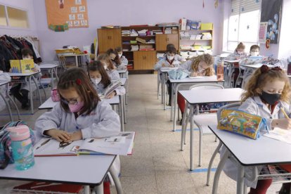 Alumnos del Colegio Leonés durante una de las clases, con la mascarilla obligatoria. MARCIANO PÉREZ
