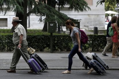 Turistas por el Paseo del Prado de Madrid.