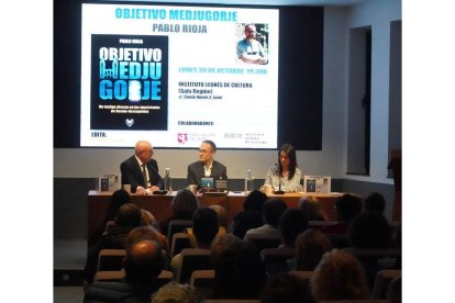 Pablo Rioja, en el centro, presentó su libro en el ILC. J. NOTARIO