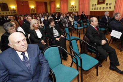 Socios que ayer fueron reconocidos en el acto de entrega de insignias de La Obrera. L. DE LA MATA