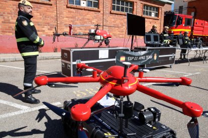 Soldados de la UME junto con alguno de los aparatos con los que cuenta la unidad de drones. RAMIRO.