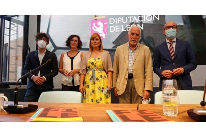 El diputado de Cultura, Pablo López, Asunción Castro, Natalia Álvarez, Luis Mateo Díez y el consejero de Cultura, Javier Ortega. FERNANDO OTERO