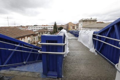 Vista del pasillo que corona la pasarela azul de Trobajo, que en estos días recibe los últimos retoques. MARCIANO PÉREZ