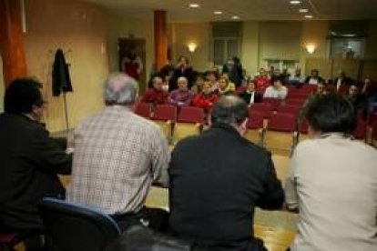 Un momento de la reunión de los militantes del PSOE en Villaquilambre