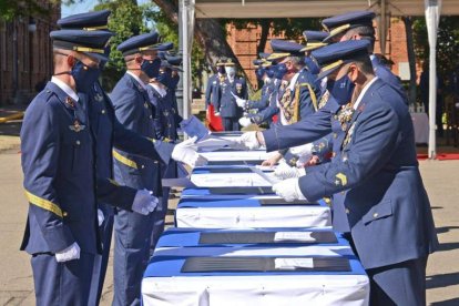 Los sargentos recibieron sus despachos con la mascarilla azul del Aire. ABA/DL