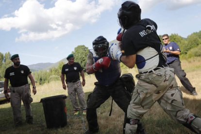 Los instructores durante la técnica de boxeo de dos participantes. JESÚS