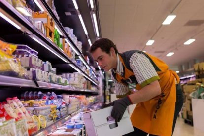 Un trabajador de un líneal de los supermercados de Mercadona