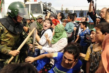 La policía china carga contra una manifestación de uigures en Urumqi, en la provincia de Xinjiang.