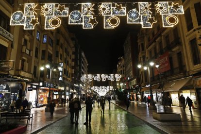 Iluminación en Navidad en el centro de León. RAMIRO