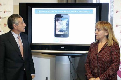 La presidenta del Consorcio Provincial de Turismo de León, Isabel Carrasco, presenta junto al alcalde de León, Emilio Gutiérrez, la oferta que la entidad llevará a Intur