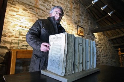 El alcalde pedáneo de Santa Marina de Torre, Melchor Moreno, junto a los libros sobre las leyes de España y de la Corona de Castilla de los siglos XVIII y principios del XIX, así como un ejemplar manuscrito del catastro de la Ensenada.