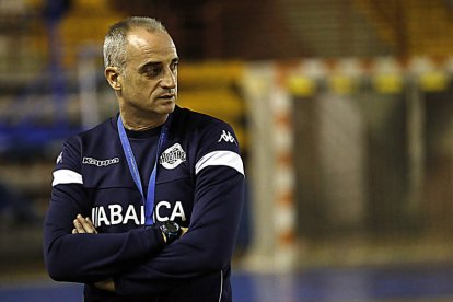 El entrenador del Ademar, Rafa Guijosa, ya ha dicho que le gustaría seguir en el club. MARCIANO PÉREZ