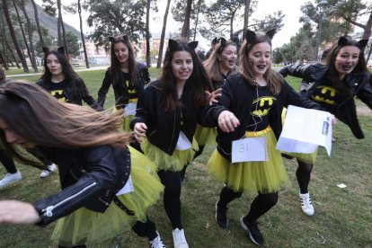 La búsqueda de premios movió en Ponferrada (arriba) a muchos jóvenes. Hubo fiesta en Bembibre (izda) y la Patrulla Canina estuvo en el Hospital L. DE LA MATA / CEBRONES