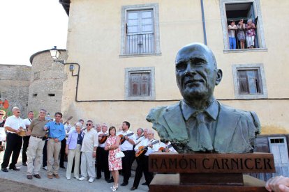 Alonso Carnicer y Doirean MacDermont (segundo y tercera en la primera fila) tras el busto.