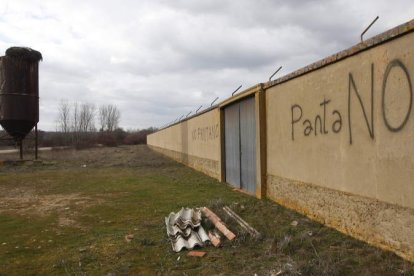 Una pintada sobre una pared en la que se muestra el rechazo a las balsas del Órbigo de los vecinos de la zona. JESÚS F. SALVADORES