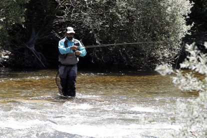 Un pescador en plena faena. La provincia de León cuenta con más de 3.000 kilómetros de ríos. MARCIANO PÉREZ