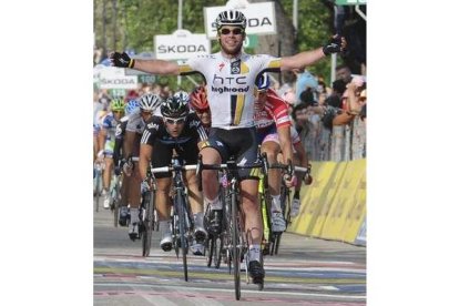 Cavendish levanta los brazos tras vencer en la meta de Teramo.