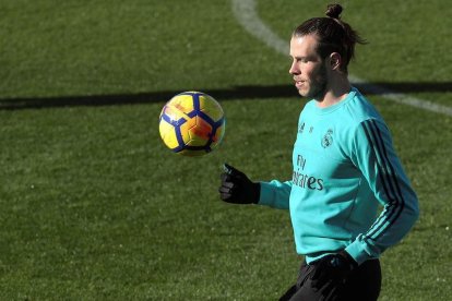 Gareth Bale durante el entrenamiento que el equipo merengue realizó ayer en Valdebebas. J. J. GUILLÉN