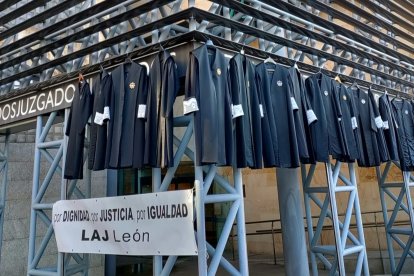 Togas de los letrados de la Administración de Justicia, colgadas en los juzgados de la capital. DL