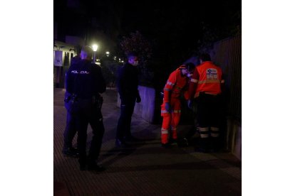 Policía Nacional y Sacyl atienden a un herido. FERNANDO OTERO