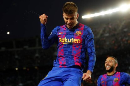 Gerard Piqué celebra tras marcar el 1-0 durante el encuentro el FC Barcelona y el FC Dinamo de Kiev. ALBERTO ESTÉVEZ