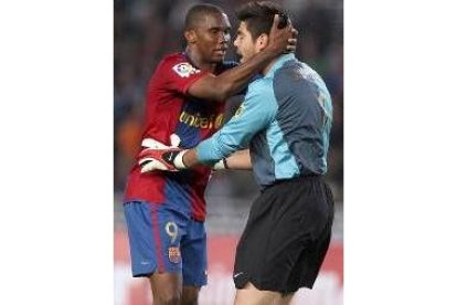 Samuel Eto'o (i), celebra el gol anotado con su compañero Víctor Valdés