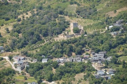El castillo de Corullón y el pueblo.