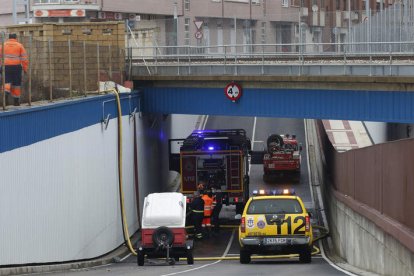 Los Bomberos seguían ayer achicando el agua que obligó a cerrar Príncipe esta semana. FERNANDO OTERO