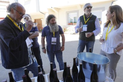 El enólogo Raúl Pérez con otros asistentes al evento que se celebró en Valtuille. L. DE LA MATA