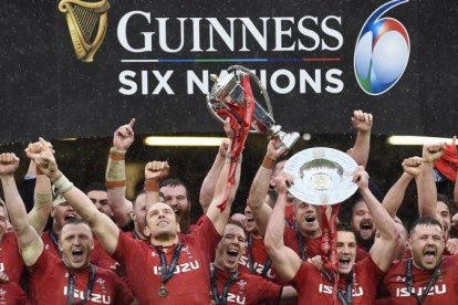 Los jugadores de Gales celebran el triunfo ante Irlanda en Cardiff.