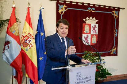 El presidente de la Junta de Castilla y León, Alfonso Fernández Mañueco, durante su intervención en el acto de toma de posesión de José Francisco Hernández, como delegado de la Junta en Ávila, hoy en la capital abulense. RAÚL SANCHIDRIÁN