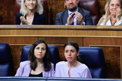 La ministra de Derechos Sociales Ione Belarra y la ministra de Igualdad, Irene Montero tras la votación para la reforma de la ley del solo sí es sí en el pleno. EFE/ZIPI ARAGÓN