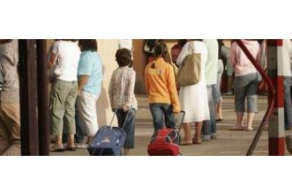 Dos niñas vuelven al colegio tras tres largos meses de verano, en una imagen de archivo.