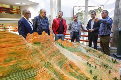 La exposición sobre minería cuenta con maquetas, herramientas empleadas en los talleres de exterior e interior y cuadros con motivos de medidas de seguridad.