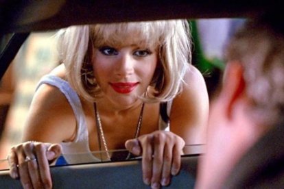 Julia Roberts, en el papel de la prostituta Vivian Ward, para el coche de un cliente, interpretado por Richard Gere.
